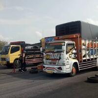pertama-dan-resmi-di-indonesia-belasan-truk-adu-kencang-di-gunungkidul