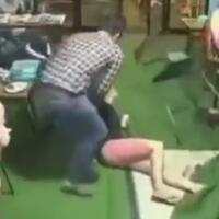 waduh-tak-punya-adab-di-warung-makan-wanita-ini-jatuh-terjengkang