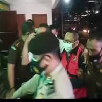 tiba-di-kejagung-buronan-adelin-lis-kenakan-rompi-kejaksaan-agung