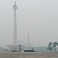 momen-langka-kawasan-monas-seperti-puncak-dingin-dan-berkabut