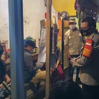pelaku-usaha-tetap-buka-di-atas-jam-9-malam-polisi-bubarkan-pengunjung-kafe-di-depok