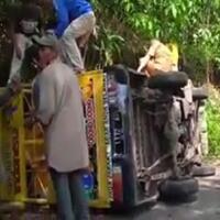 angkut-anak-anak-mobil-odong-odong-terguling-di-cimahi-14-penumpang-terluka