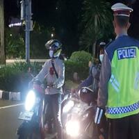 hari-kedua-penyekatan-jalan-di-jakarta-masih-banyak-warga-yang-bingung