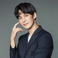 wow-aktor-park-ki-woong-berhasil-jual-32-lukisannya-hanya-dalam-beberapa-bulan