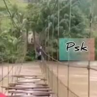 viral-video-siswi-nekat-meniti-kawat-jembatan-rusak-di-sini-lokasinya