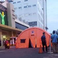 pasien-covid-19-menumpuk-rsud-kota-bekasi-bikin-tenda-darurat-di-halaman-parkir