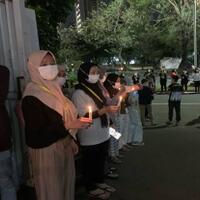 nyalakan-lilin-ratusan-nakes-rsdc-wisma-atlet-sambut-kedatangan-jenazah-liza-putri