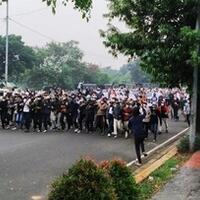 pendukung-rizieq-dan-polisi-bentrok-di-luar-arena-sidang