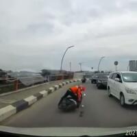waspada-permainan-layang-layang-seorang-ojol-jatuh-tersangkut-benang-di-jalan-raya