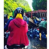 terguling-truk-muatan-galon-air-mineral-timpa-motor-di-ragunan