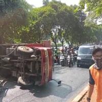 truk-galon-guling-di-tb-simatupang-kemacetan-lalu-lintas-sampai-4-km