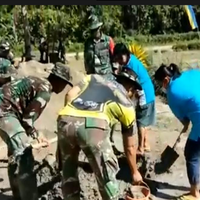 emak-emak-di-koltim-angkat-skop-bantu-tni-bangun-gereja