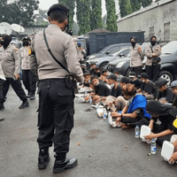 puluhan-anak-di-bawah-umur-dibayar-rp150rb-untuk-nonton-sidang-rizieq-di-pn-jaktim