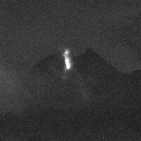 alarm-bahaya-merapi-kembali-muntahkan-wedus-gembel-sejauh-1-km-malam-ini