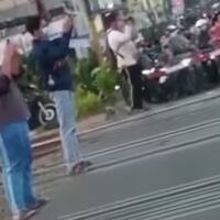 para-remaja-lakukan-aksi-bahaya-rekam-kereta-melintas-diduga-para-railfans-apa-itu