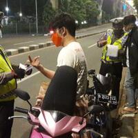 petugas-gabungan-lakukan-pembatasan-aktivitas-di-ibu-kota-pengendara-motor-ditilang
