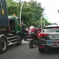 warganet-desak-polisi-bongkar-identitas-pengemudi-pajero-bar-bar-di-sunter-jakut
