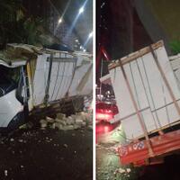truk-pengangkut-hebel-tabrak-tiang-beton-jlnt-casablanca