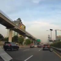 bukan-film-komedi-ban-mobil-ini-tiba-tiba-lepas-dan-menggelinding-di-tol-slipi