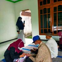 mahasiswa-pmm-umm-melakukan-cek-kesehatan-gratis-untuk-lansia-di-desa-kembangringgit