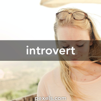 tolong-bedakan-introvert-dan-anti-sosial-kita-berdua-tidak-sama