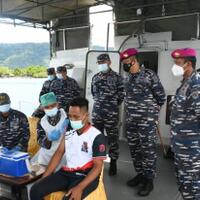 lantamal-viii-manado-serbu-vaksinasi-nelayan-yang-sedang-melaut
