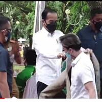 jokowi-berikan-jaket-yang-dikenakannya-kepada-seorang-pemuda-di-kendari