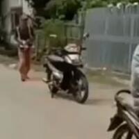 unik-viral-seorang-pria-jalan-jalan-bawa-motor-remote-control-akankah-dikembangkan