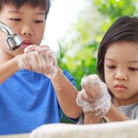 3-tips-agar-anak-anak-mau-melakukan-protokol-kesehatan-ceki-ceki