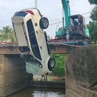 pajero-tabrak-jembatan-lalu-terjun-ke-sungai-suami-dan-3-anak-tewas-istri-selamat