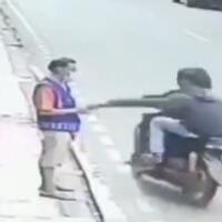 waspada-bermain-ponsel-di-tepi-jalan-raya-jambret-mengancam-keselamatan-anda