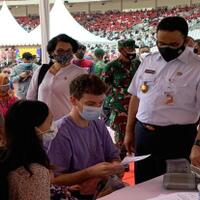 tinjau-vaksinasi-massal-di-sugbk-anies-bantu-bule-yang-hendak-divaksin
