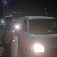 ppkm-darurat-puluhan-kendaraan-diputar-balik-di-perbatasan-bekasi-karawang