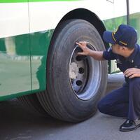 segini-biaya-yang-diperlukan-buat-ganti-ban-bus-ada-yang-seharga-motor-sport-baru