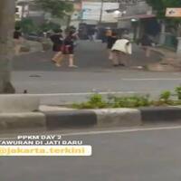 jakarta-lagi-genting-tawuran-di-jati-baru-tanah-abang-jalan-terus