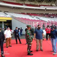 pakai-setelan-santai-anies-tinjau-vaksinasi-massal-di-stadion-gbk-senayan