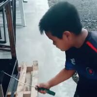 kisah-inspiratif-bocah-kecil-bekerja-mengecat-meja-dengan-upah-beras-untuk-keluarga