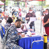 ratusan-orang-terima-serbuan-vaksin-tni-al-di-kawasan-pantai-megamas