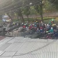 sadiezz-lbp-kerahkan-tank-tni-hadapi-kerumunan-warga