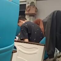 viral-suami-istri-shalat-jama-ah-di-kereta-contoh-ingat-kewajiban-dimana-pun-berada