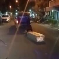 gresik-gempar-beredar-video-peti-jenazah-covid-19-jatuh-dari-mobil-ambulans