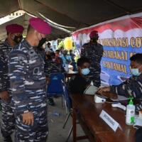 serbuan-vaksinasi-covid-19-lantamal-x-jayapura-sasar-ratusan-warga