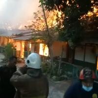 5-rumah-di-barak-asrama-tni-kodam-iv-diponegoro-ludes-terbakar