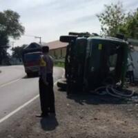 truk-pemasok-oksigen-untuk-banyuwangi-terbalik-di-jalur-pantura