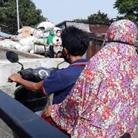 jadi-jalur-tikus-jalan-permukiman-di-pasar-rebo-disekat-petugas