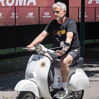 gaya-nyentrik-mou-naik-vespa-di-markas-as-roma