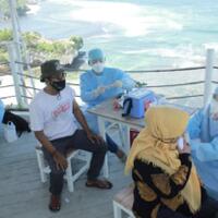viral-vaksinasi-dengan-view-menakjubkan-di-bibir-pantai-ngandong-gunungkidul
