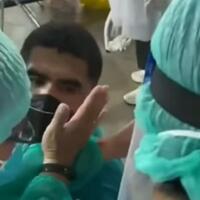 video-viral-lelaki-sangar-bertubuh-kekar-dan-bertato-panik-saat-disuntik-vaksin