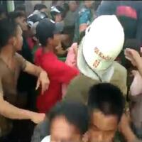 pencuri-nekat-beraksi-di-tengah-kobaran-api-picu-amukan-warga-korban-kebakaran