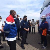 tinjau-tambahan-unit-iso-tank-pertamina-menteri-bumn-yakinkan-pasokan-oksigen-aman